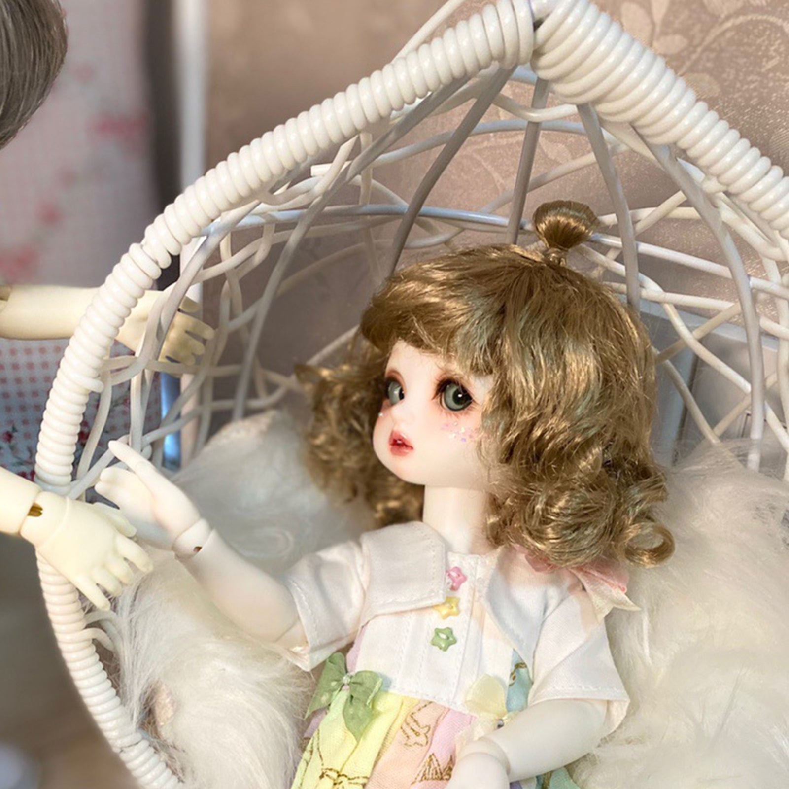 White Knitted Metal Miniature Dollhouse Swing Chair E883