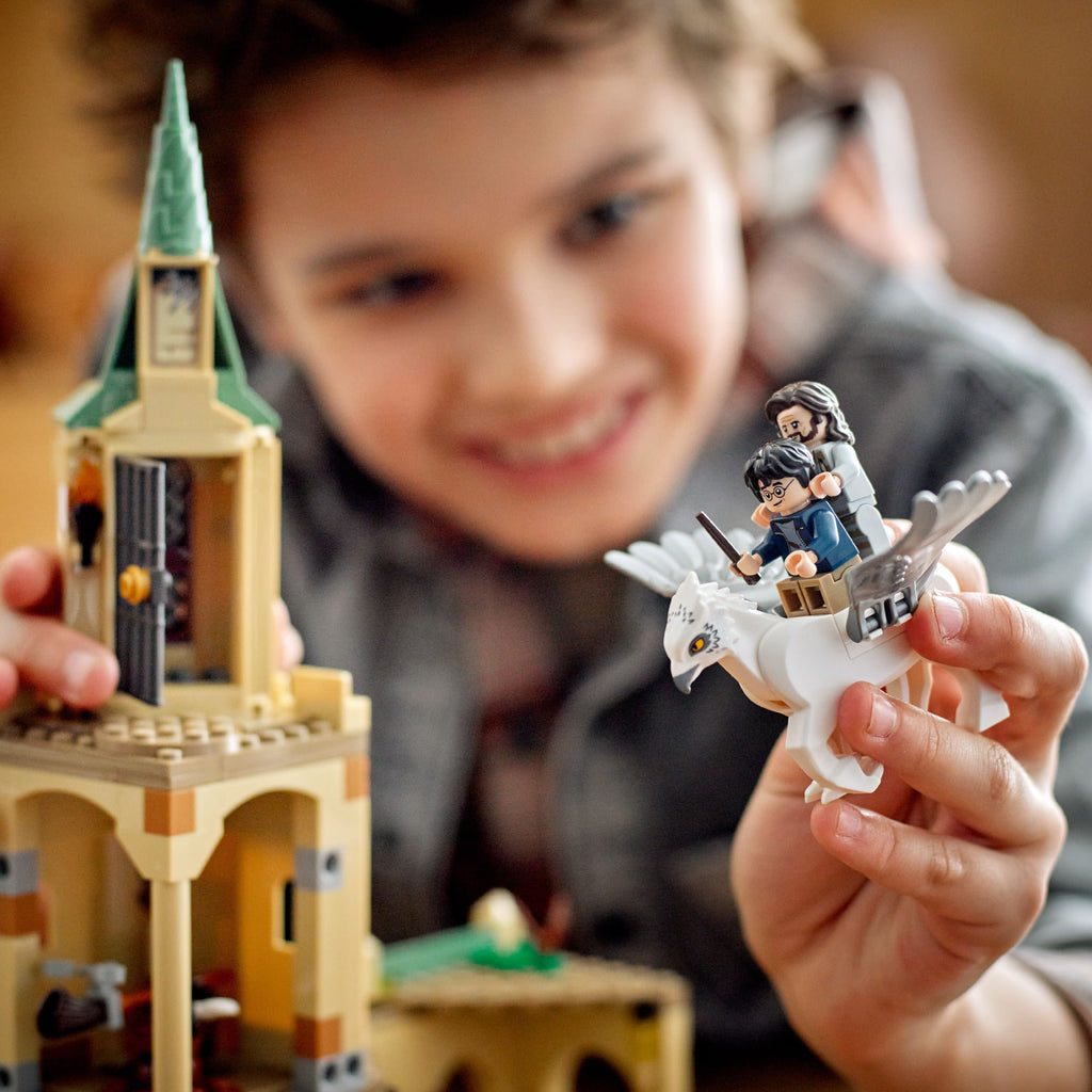LEGO Harry Potter Hogwarts Courtyard Castle Tower Toy with Buckbeak Hippogriff Figure and Prison Cell R683