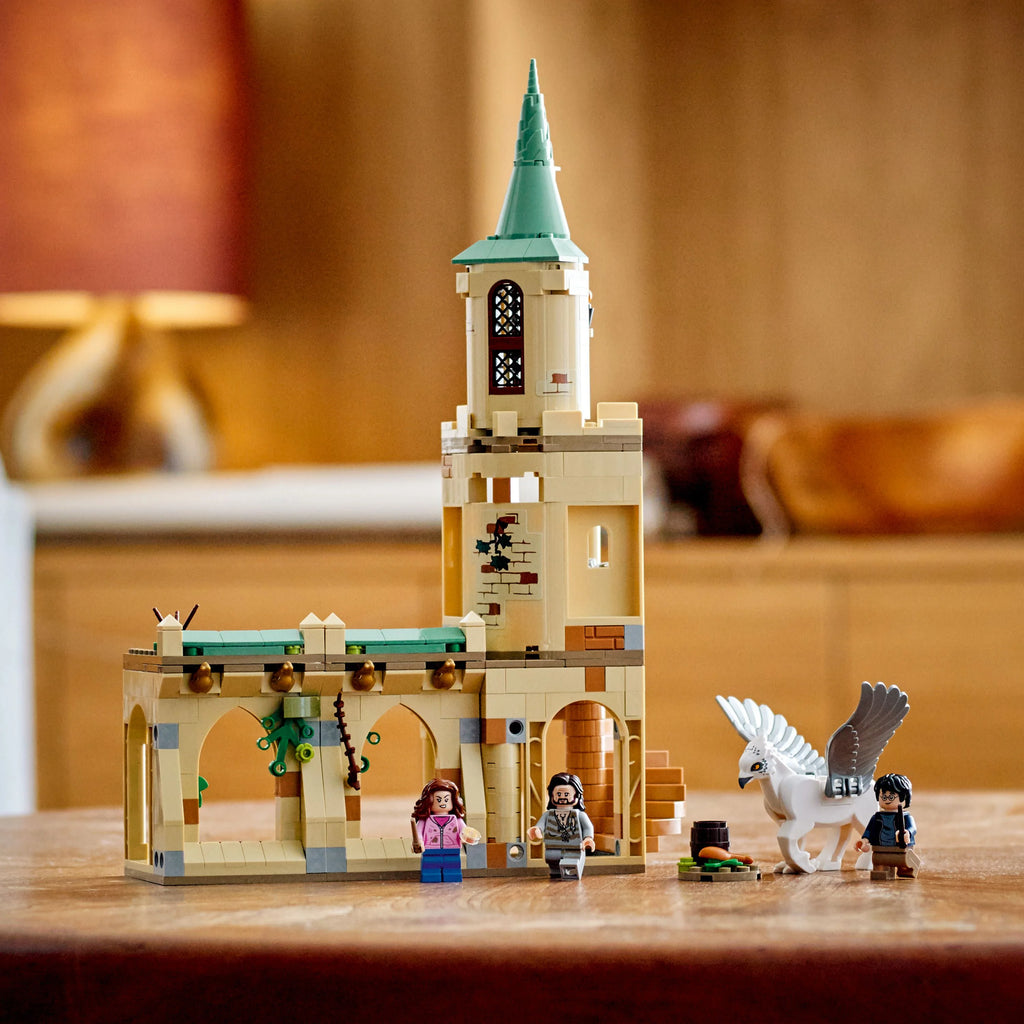 LEGO Harry Potter Hogwarts Courtyard Castle Tower Toy with Buckbeak Hippogriff Figure and Prison Cell R683